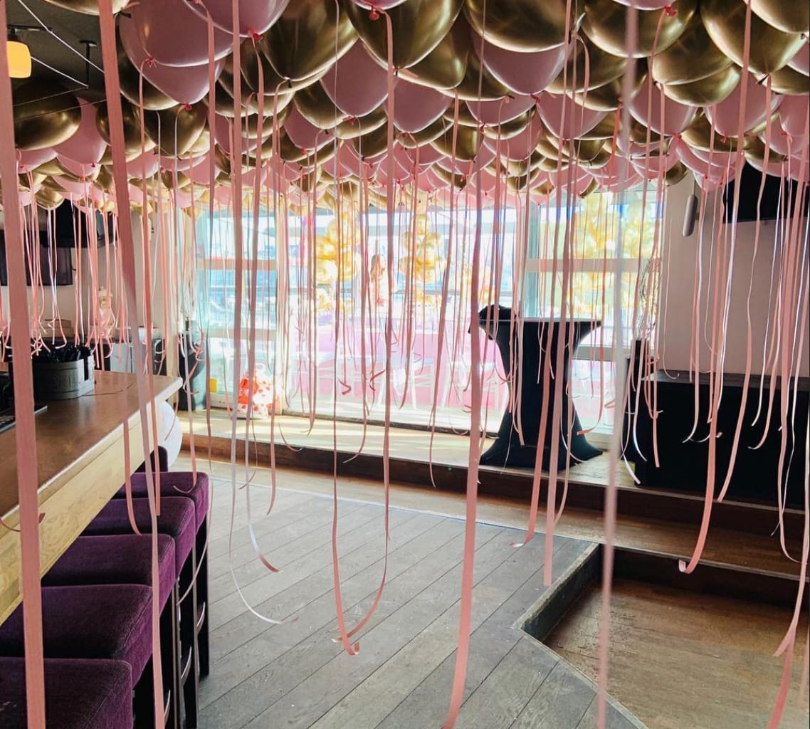 roze-en-gouden-ballonnen-tegen-het-plafond-voor-een-feest-bij-eau-lounge-rotterdam