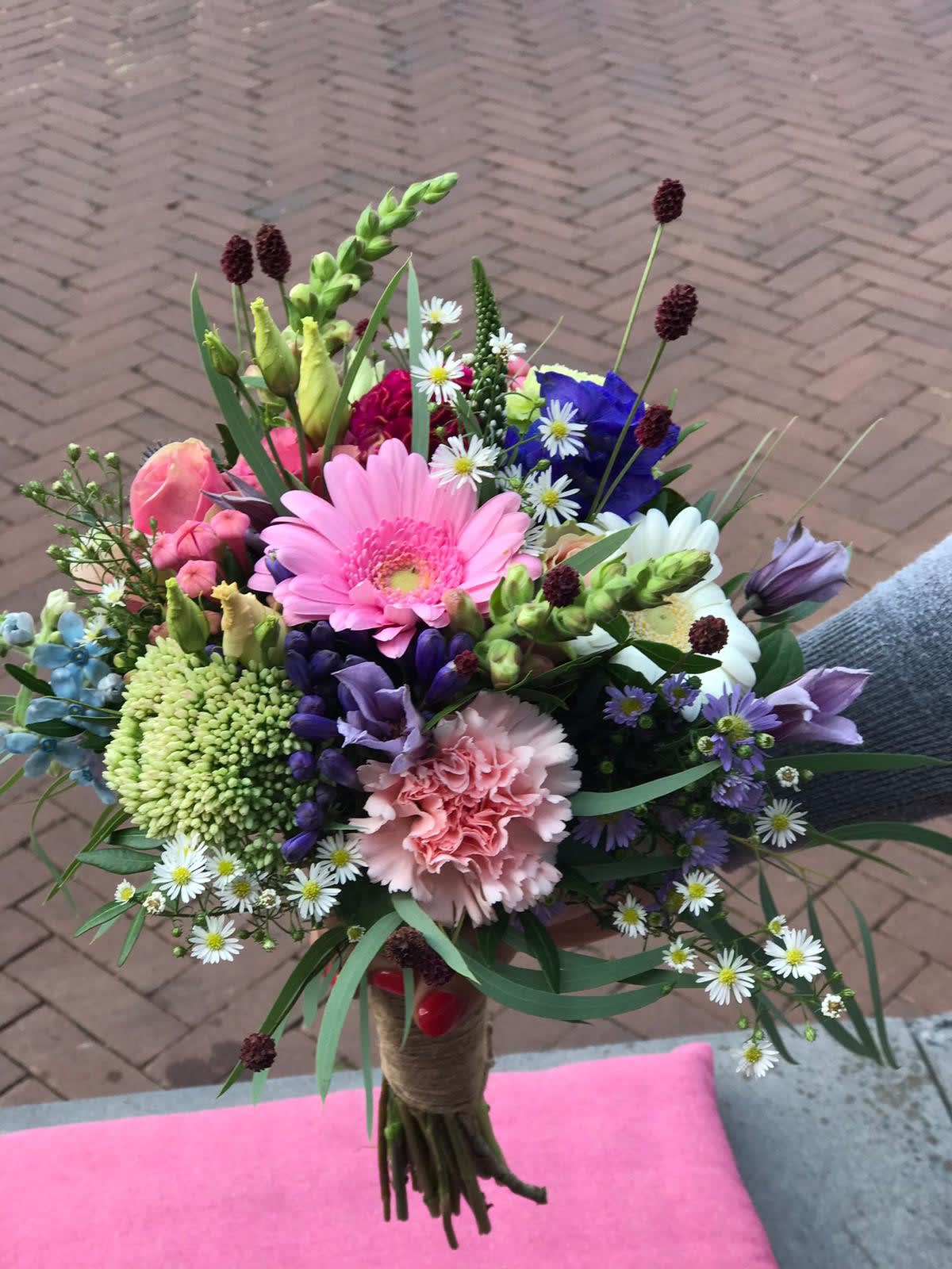 boeket-huwelijk-met-paarse-en-roze-bloemen