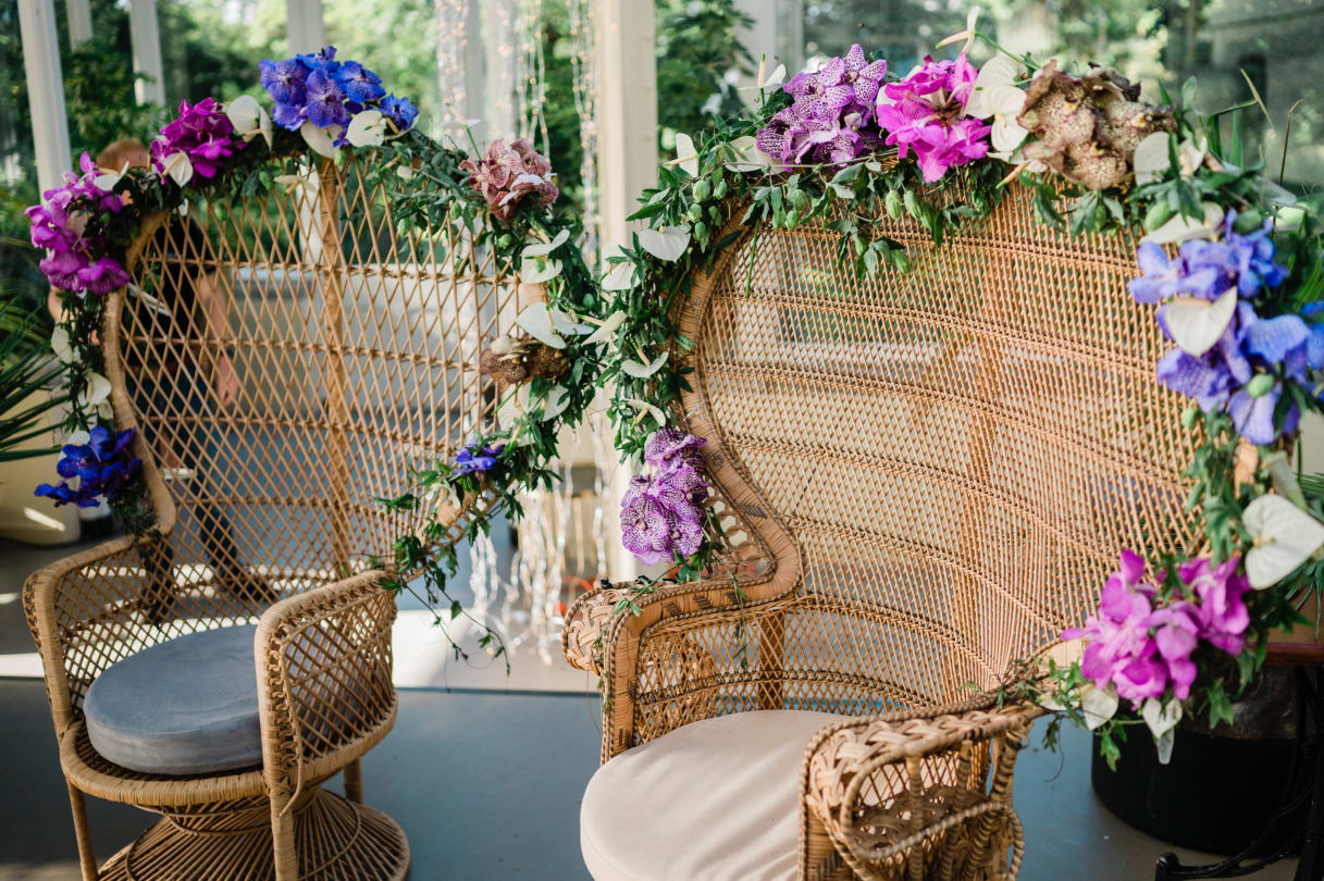 botanische-stoelen-met-bloemen-trouwlocatie-de-wintertuin