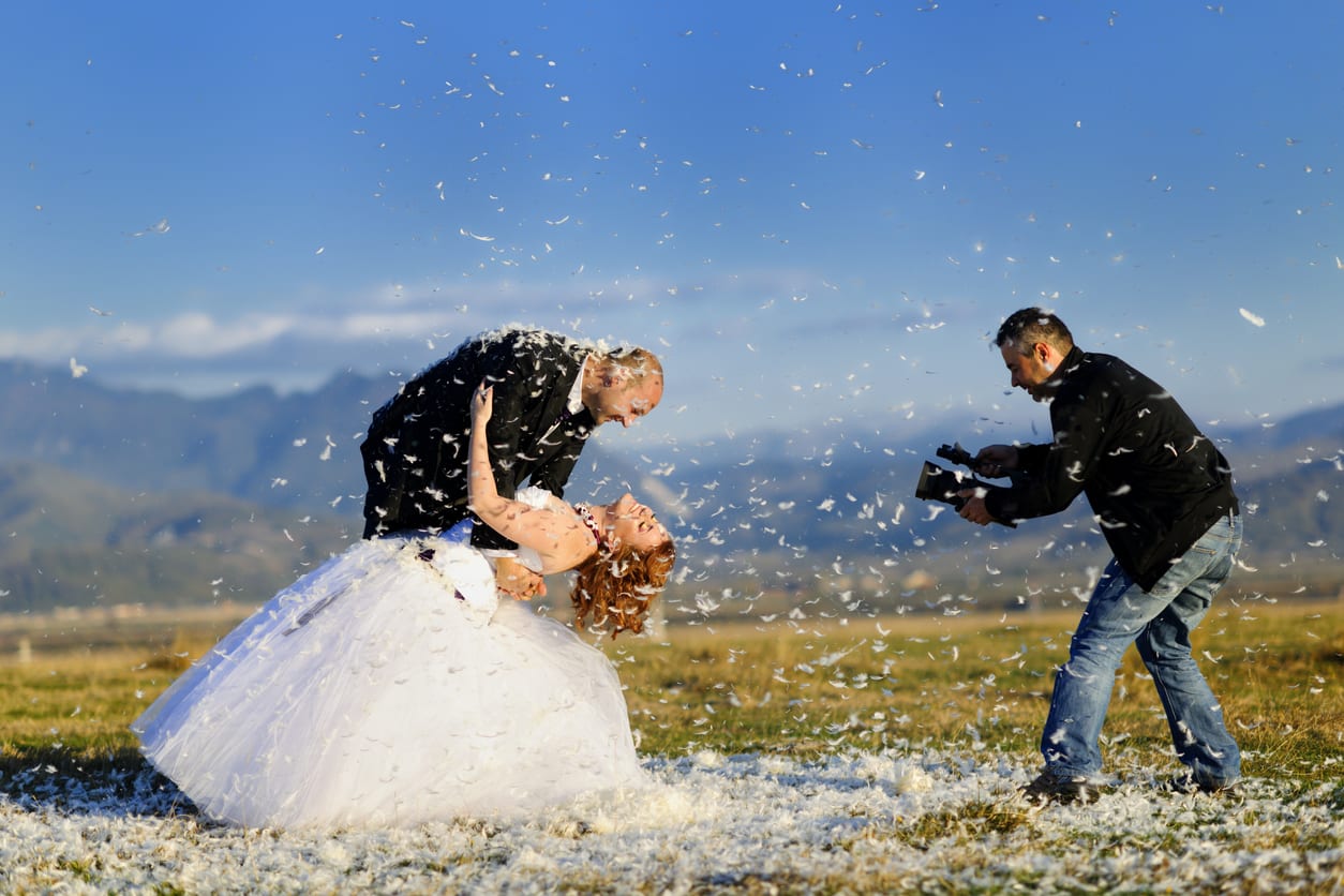 trouwvideograaf-schiet-trouwfilm-met-bruidspaar-en-wolk-van-veren