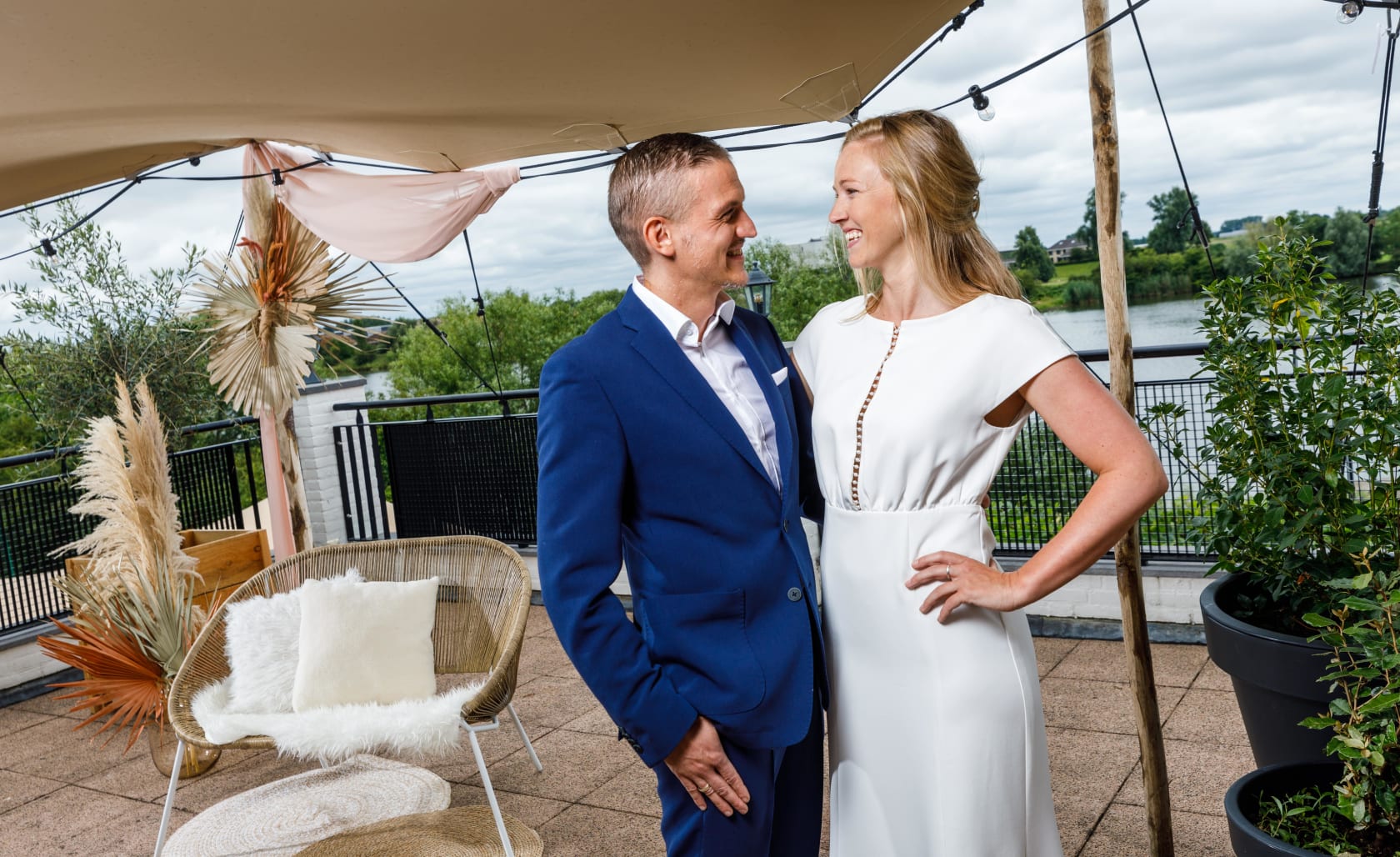 bruidspaar-op-dakterras-bij-moeke-rhenen