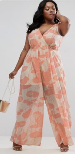 plus-size-summer-chic-bruiloft-outfit-gast-jumpsuit-bloemen