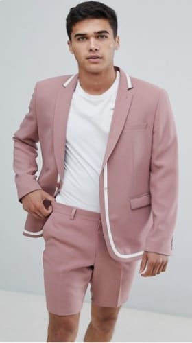 bruiloft-gast-heren-kleding-man-in-pastel-roze-pak-met-korte-broek