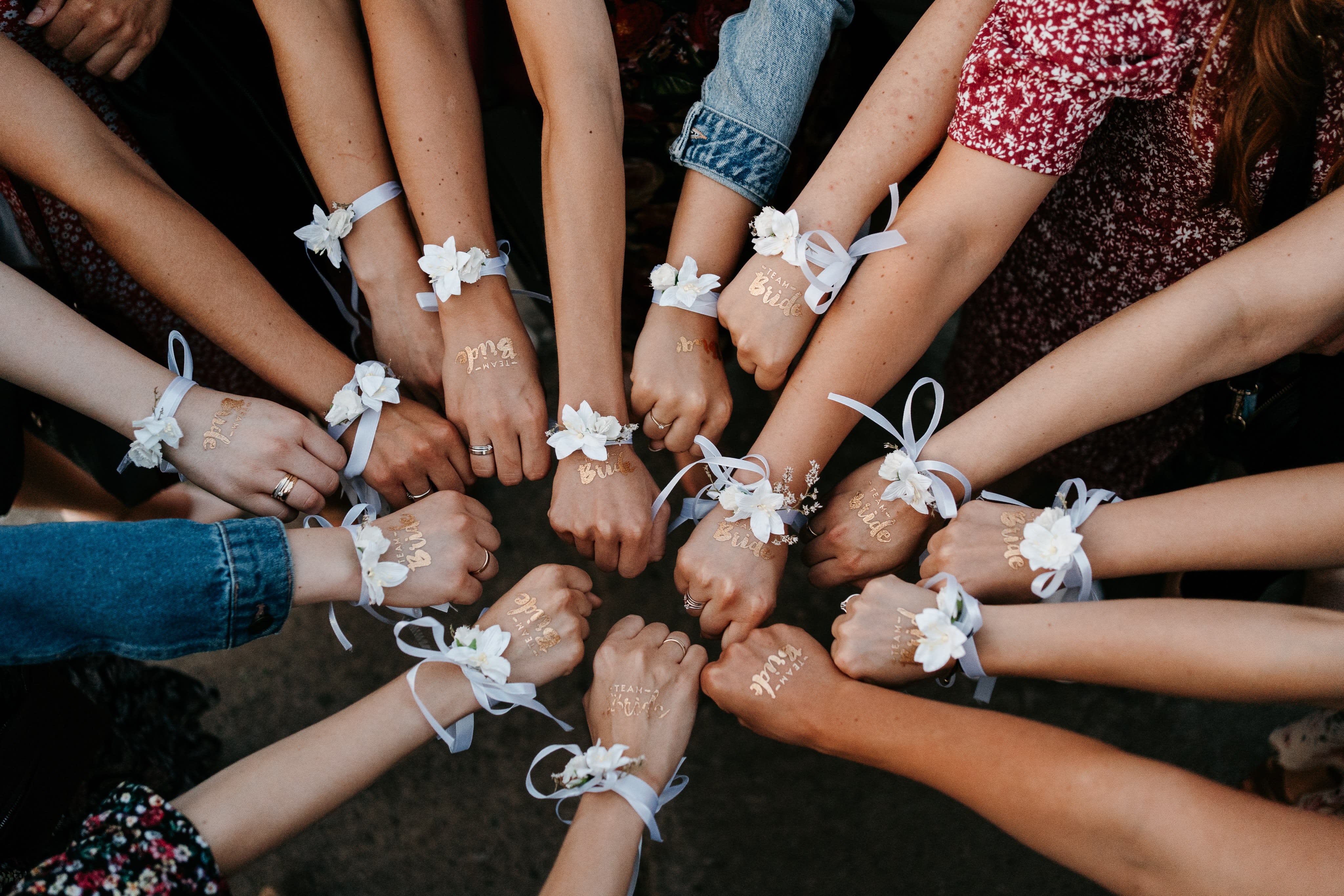 vrouwen-met-armbandjes-team-bride-voor-vrijgezellenfeest