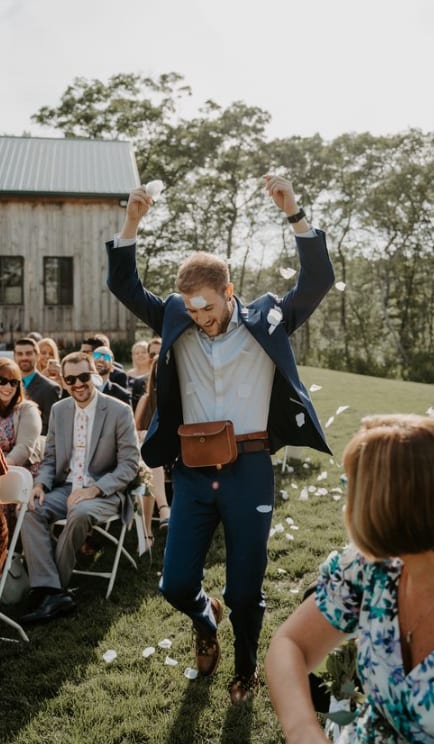 trouwtrends-man-strooit-bloemblaadjes-tijdens-bruiloft-ceremonie