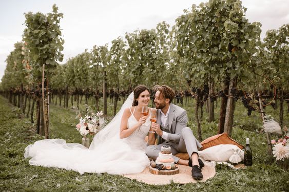 trouwen-in-een-boomgaard-bruidspaar-tussen-fruitbomen-in-betuwe