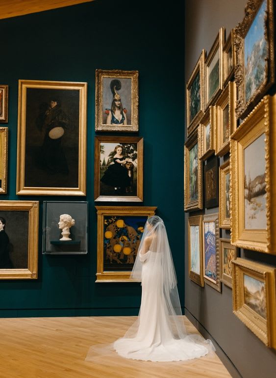 trouwfoto-locatie-binnen-bruid-met-schilderijen-in-museum