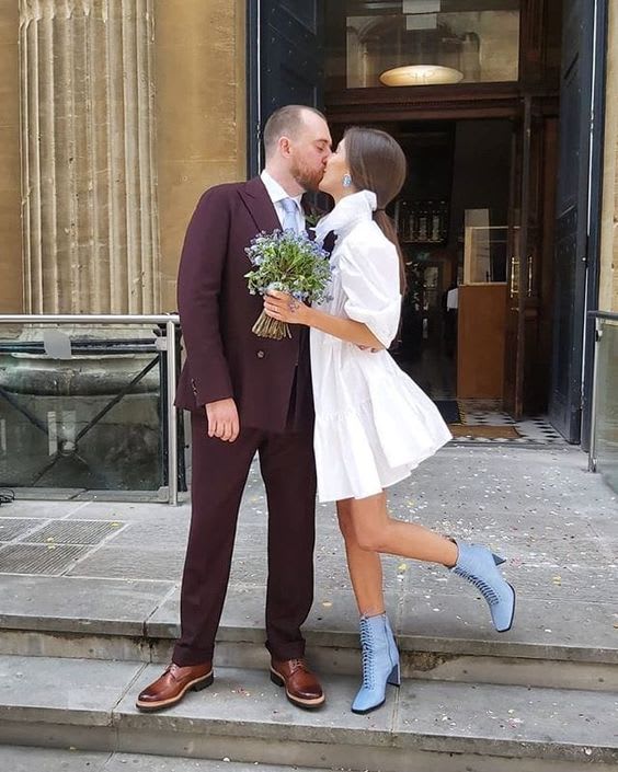 elopement-bruidspaar-voor-gemeentehuis