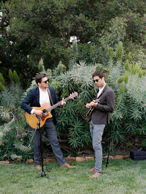 gitaristen-duo-maakt-buiten-muziek-bij-huwelijksceremonie