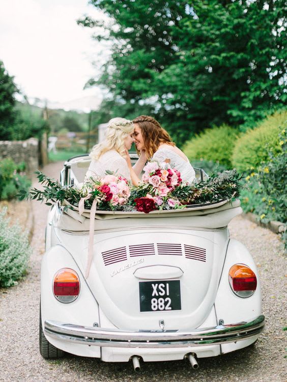 bruidspaar-twee-vrouwen-kussen-elkaar-in-trouwauto-kever