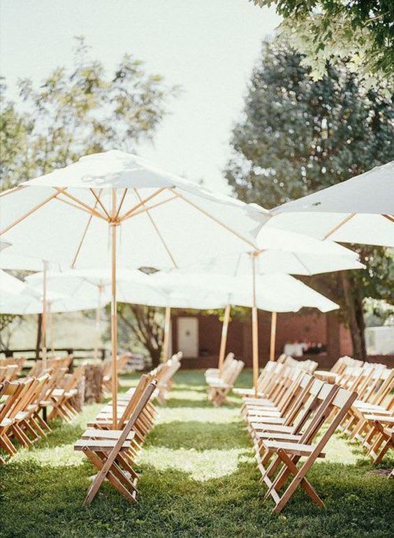 ceremonie-opstelling-buiten-zomer-bruiloft-met-parasols