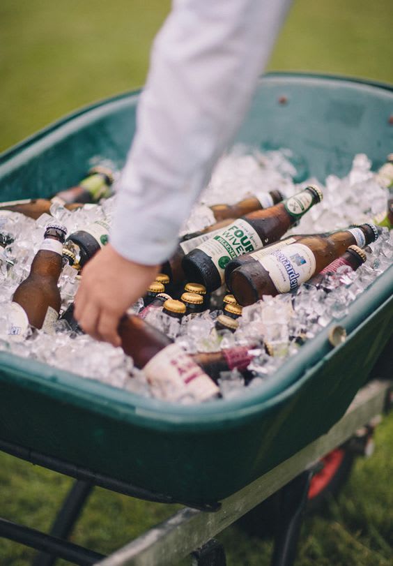 zomer-bruiloft-musthave-biertjes-in-kruiwagen-met-ijs