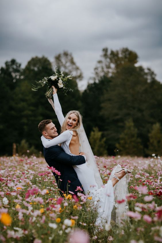 trouwfoto-locatie-bruidspaar-in-veld-met-bloemen