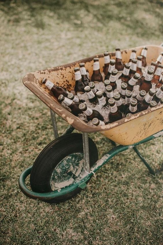 biertjes-in-kruiwagen-landelijke-bruiloft