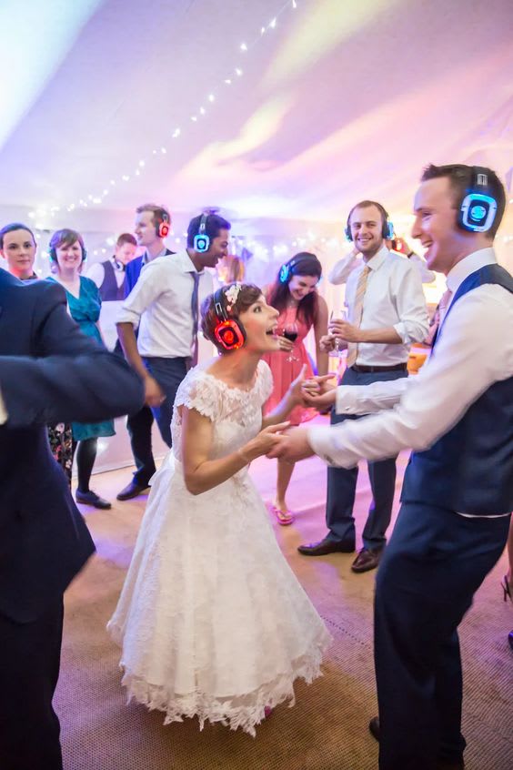 bruidspaar-danst-met-silent-disco-op-trouwfeest