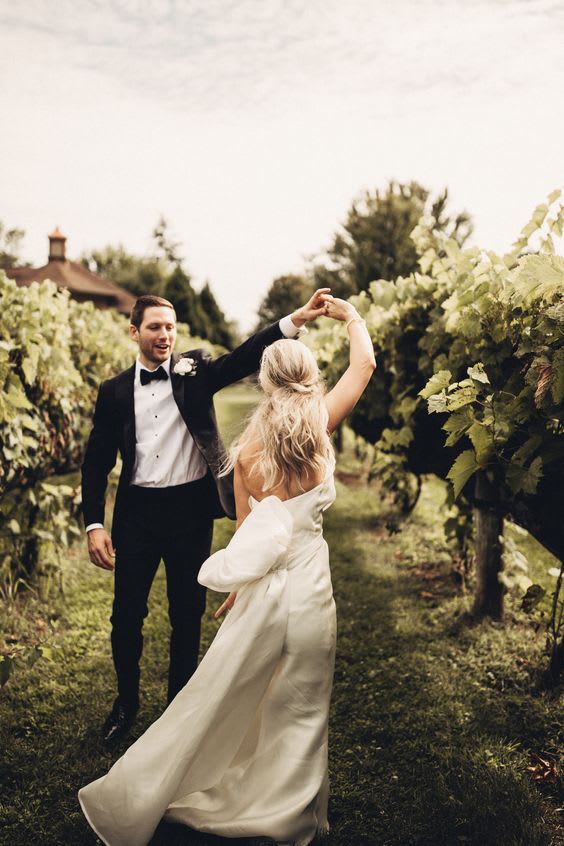 trouwfotos-in-wijngaard-bruidspaar-danst