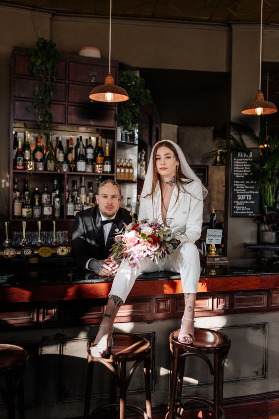 persoonlijke-locatie-voor-trouwfotos-bruidspaar-in-bar