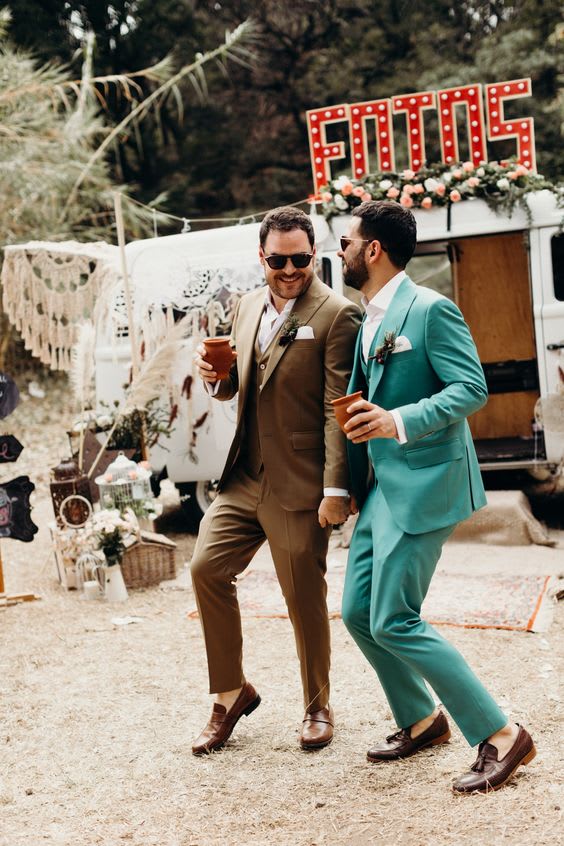 dansend-bruidspaar-twee-mannen-voor-photobooth-bus