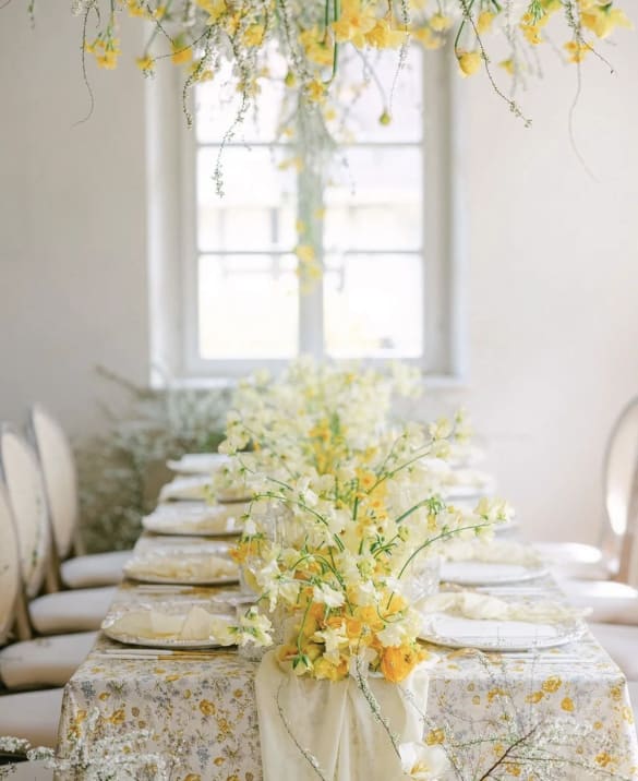 kleuren-thema-bruiloft-gedecoreerde-tafel-in-pastel-geel-met-bloemen