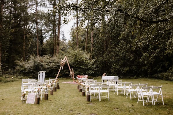 ceremonie-buiten-trouwen-in-het-bos