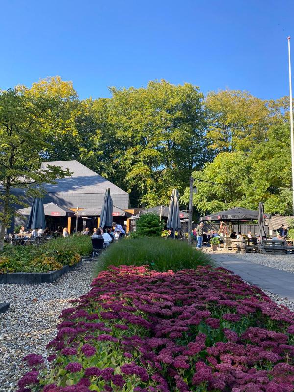 terras-met-ommuurde-botanitsche-tuin-brasserie-schovenhorst