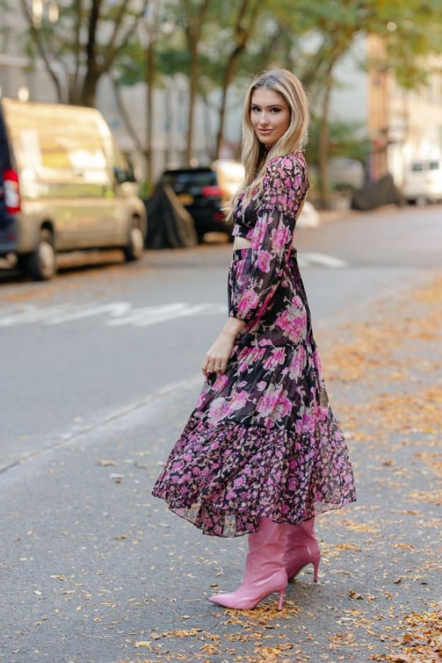 bloemen-maxi-jurk-roze-laarzen-bruiloft-outfit-winter-gast