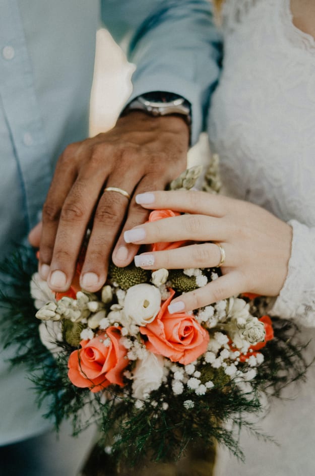 koppel-met-ringen-en-boeket