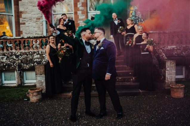 bijzondere-trouwfotos-bruidspaar-met-gekleurde-rook-rookbom