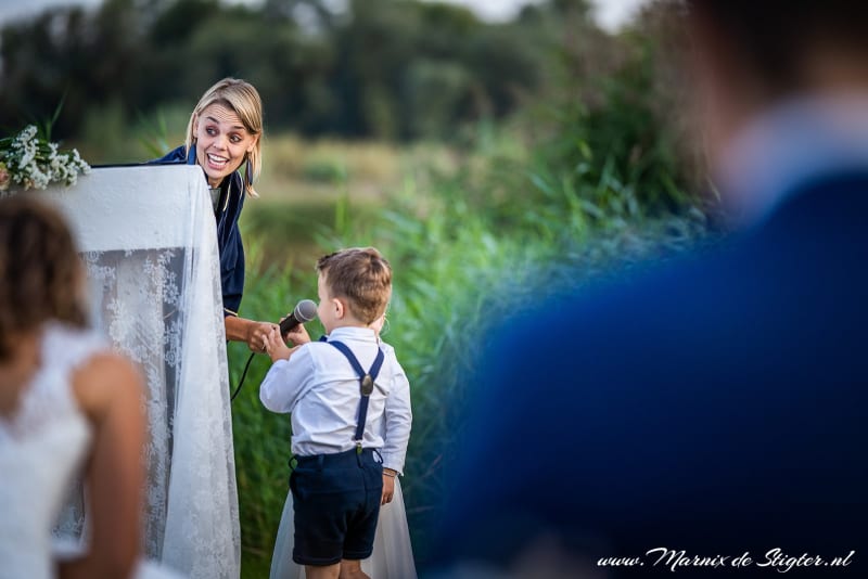 babs-spreekt-met-kinderen-tijdens-trouwceremonie