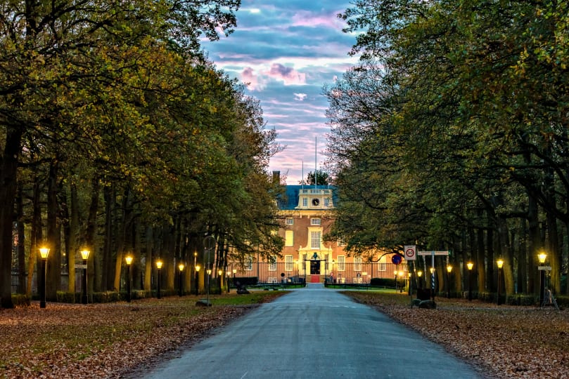 trouwlocatie-slot-zeist-en-oprijlaan-in-avond