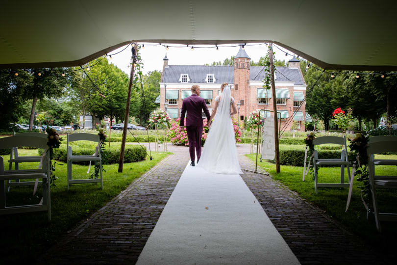buiten-trouwen-tent-bij-landhuis