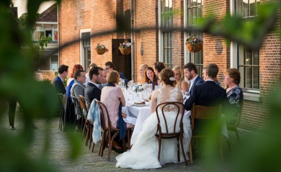 bruiloft-gezelschap-eet-op-terras-kasteel-woerden