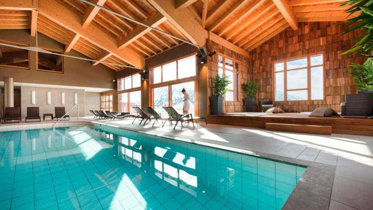 Jacuzzi avec vue sur les montagnes