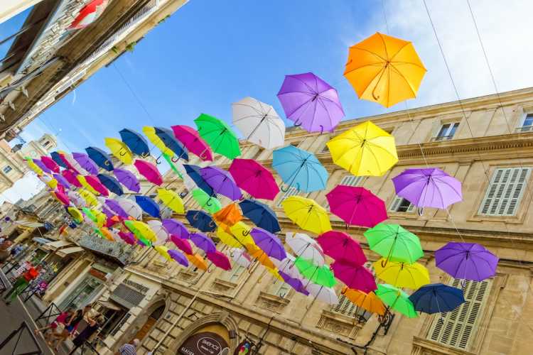 Les Ciels de Parapluies colorés ou Umbrella Sky Project