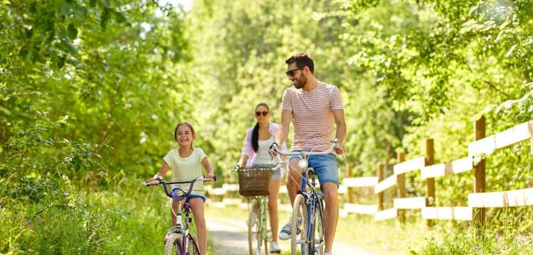 Gezin op fiestocht in de natuur