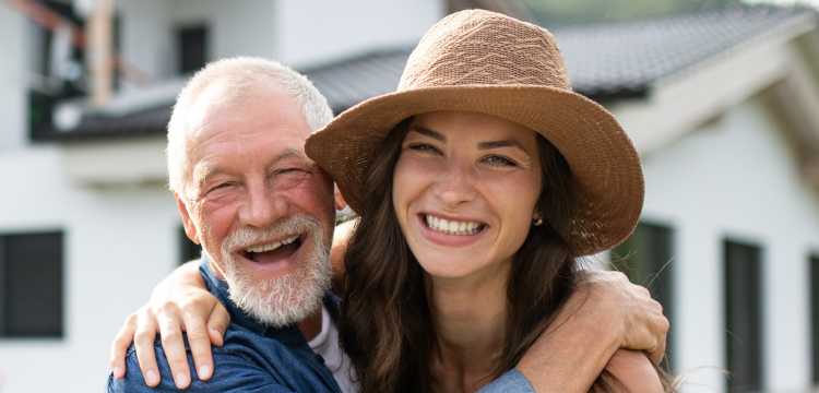 Padre e hija sonrientes disfrutando de una escapada gastronómica.