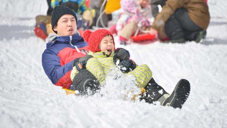 Luge de neige en famille