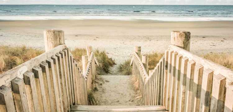 Uitzicht op het strand vanaf bruggetje