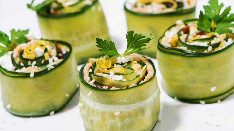 Rotolini cetriolo, salmone e formaggio fresco