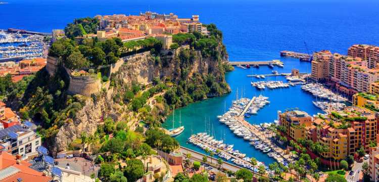 Vue sur la plage depuis le vieux Monaco.