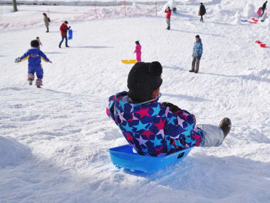 Glissades de ski pour les enfants