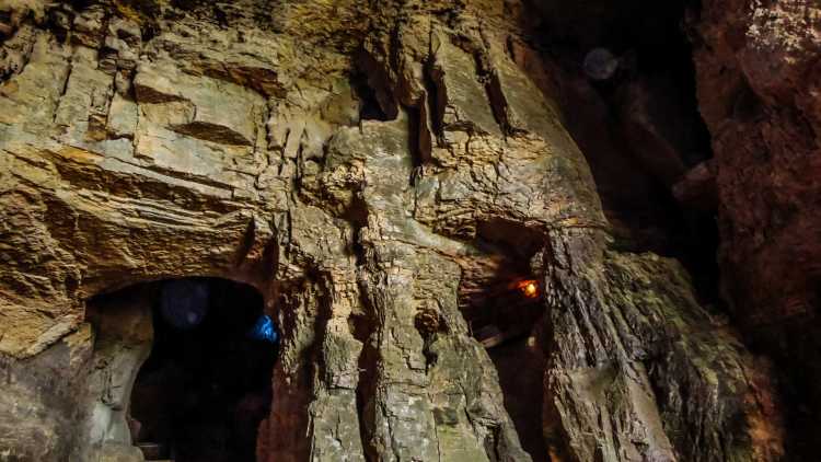 Les mystérieuses grottes de La Balme