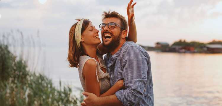 couple en bord du Lac