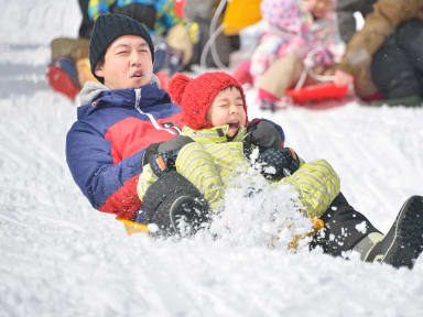 Luge de neige en famille