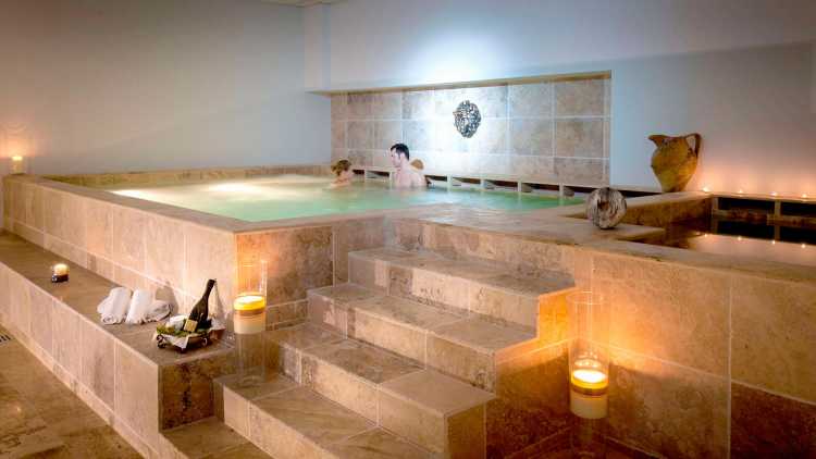 Rilassarsi nelle terme dell'hotel