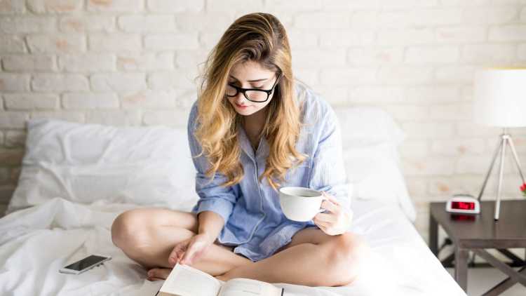 Boek lezen met koffie