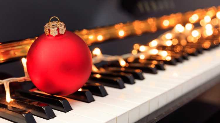 Piano met kerstmuziek