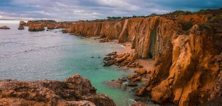 Formations rocheuses en Praia Dos Arrifes en Portugal