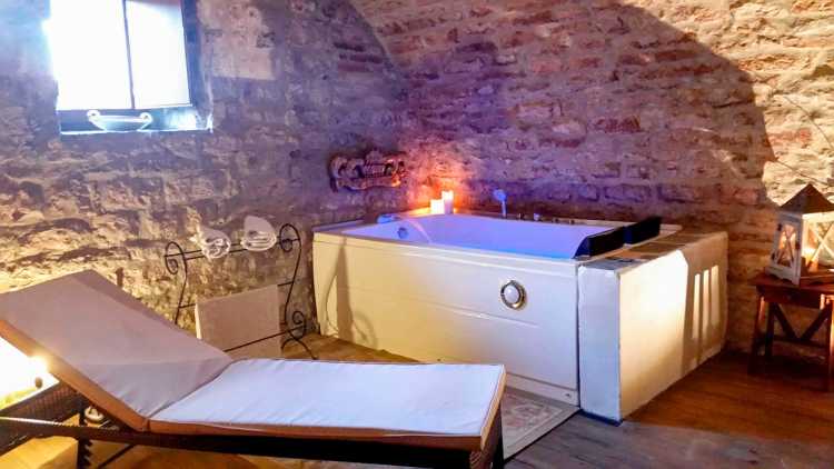 Vasca idromassaggio al Castello di Valenzino