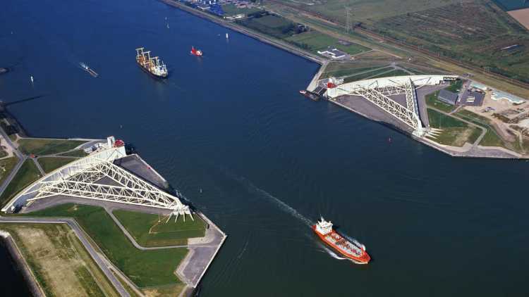 Uitzicht brug in Maeslantkering